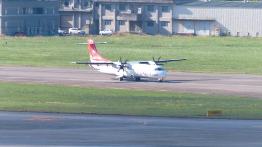 TransAsia Airways ATR 72-212A B-22816 Landing Down Taipei Songshan Airport 20140915