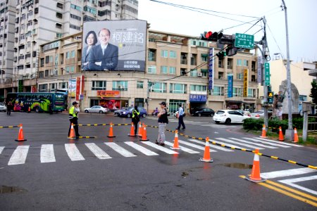 Traffic Control in Intersection of Zhongzheng Road, Tiedao Road Section 3 and Chenggong Road, Hsinchu City 20151121