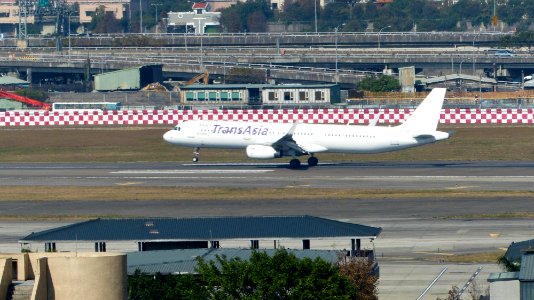 TransAsia Airways Airbus A321-231 B-22610 Touch down Taipei Songshan Airport Runway 20150104