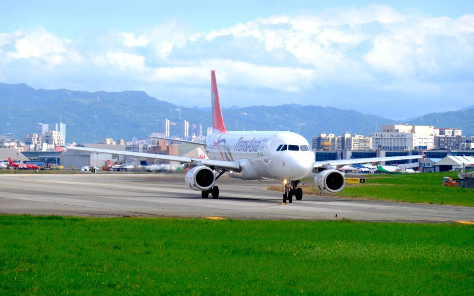 TransAsia Airways Airbus A320-233 B-22318 Departing from Taipei Songshan Airport 20151003c
