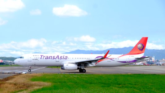 TransAsia Airways Airbus A321-231 B-22612 Departing from Taipei Songshan Airport 20151003e