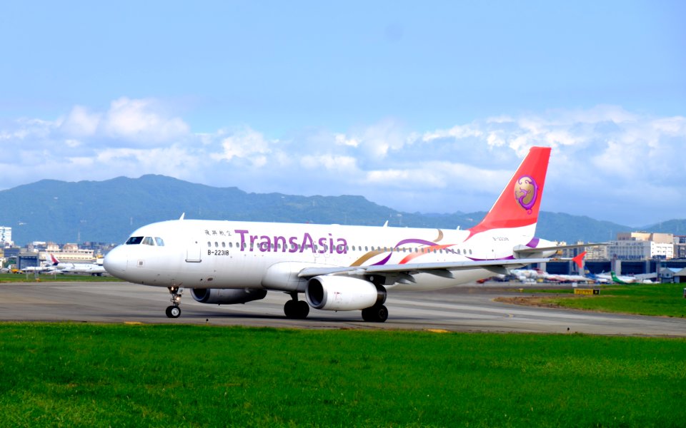 TransAsia Airways Airbus A320-233 B-22318 Departing from Taipei Songshan Airport 20151003d