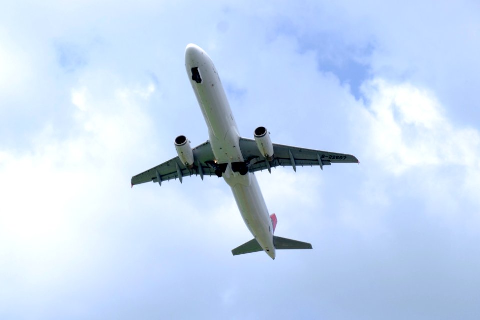 TransAsia Airways Airbus A321-100 B-22607 Taking off from Taipei Songshan Airport 20150629c