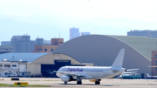 TransAsia Airways Airbus A320-233 B-22320 Arrival to Taipei Songshan Airport 20150913b
