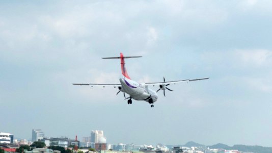 TransAsia Airways ATR 72-212A B-22815 Final Approach to Taipei Songshan Airport 20150101b