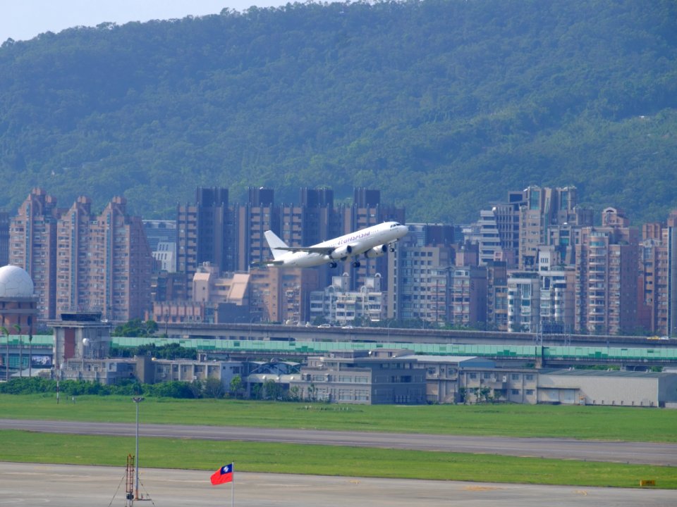 TransAsia Airways Airbus A320-233 B-22320 Taking off From Taipei Songshan Airport 20150911b