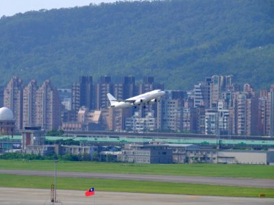 TransAsia Airways Airbus A320-233 B-22320 Taking off From Taipei Songshan Airport 20150911b