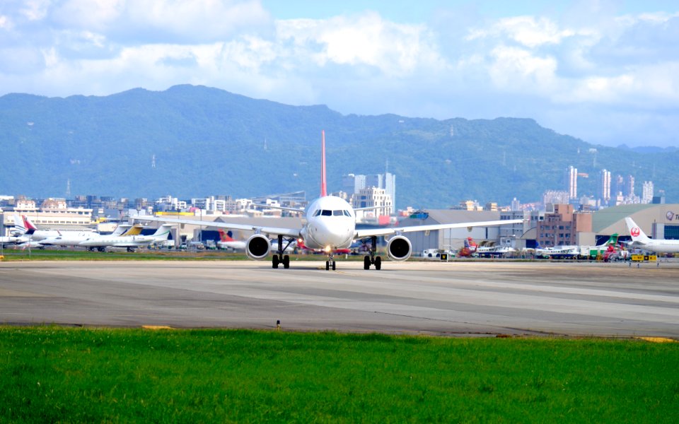 TransAsia Airways Airbus A320-233 B-22318 Departing from Taipei Songshan Airport 20151003b