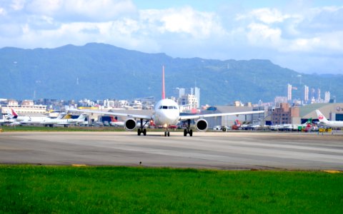 TransAsia Airways Airbus A320-233 B-22318 Departing from Taipei Songshan Airport 20151003b