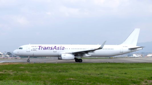 TransAsia Airways Airbus A321-231 B-22610 Departing from Taipei Songshan Airport 20150101d