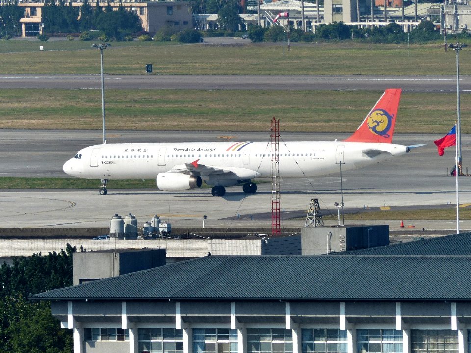 TransAsia Airways Airbus A321 B-22601 Taxiing at Taipei Songshan Airport 20140101b