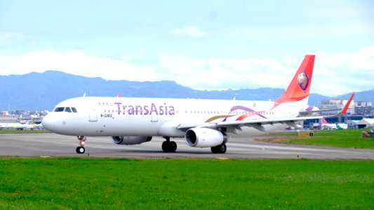 TransAsia Airways Airbus A321-231 B-22612 Departing from Taipei Songshan Airport 20151003d