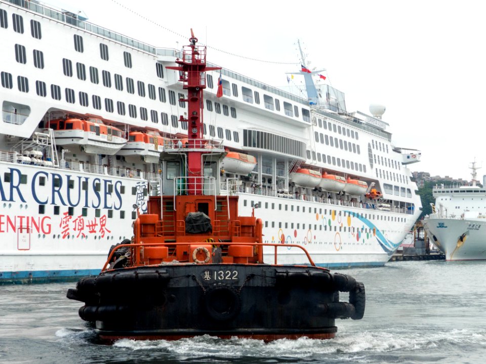 Tugboat K1322 Leaving Superstar Aquarius 20140518