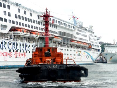 Tugboat K1322 Leaving Superstar Aquarius 20140518