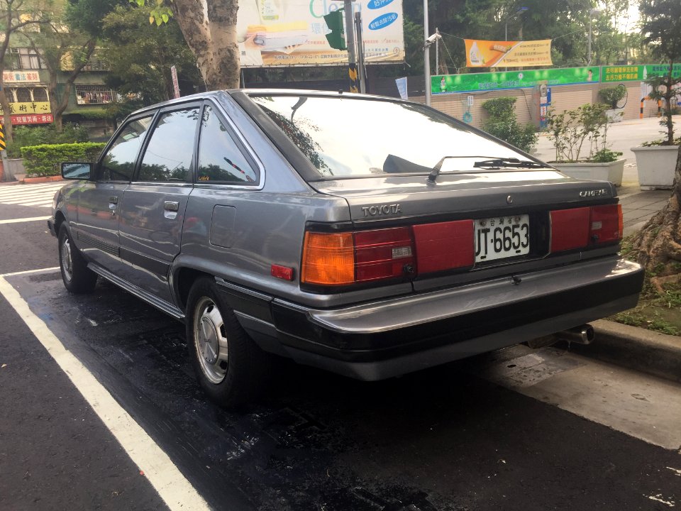 Toyota Camry (V10) Liftback at Sanmin Road, Songshan District, Taipei 20161026b