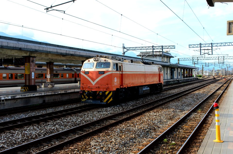 TRA E237 EL in Hualien Station 20150704