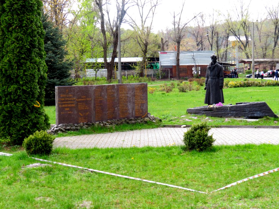Trukhaniv monument3