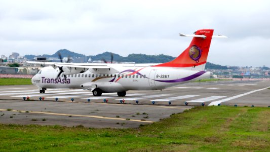 TransAsia Airways ATR 72-212A B-22817 Departing from Taipei Songshan Airport 20150321e