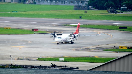TransAsia Airways ATR 72-212A B-22821 Taxiing at Taipei Songshan Airport 20160906b