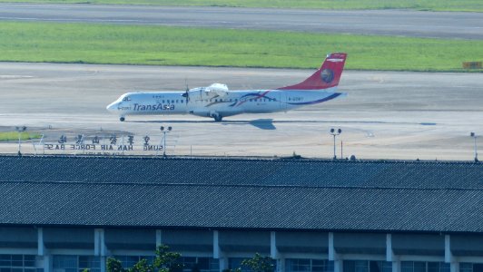 TransAsia Airways ATR 72-212A B-22817 Taxiing at Taipei Songshan Airport 20140729b