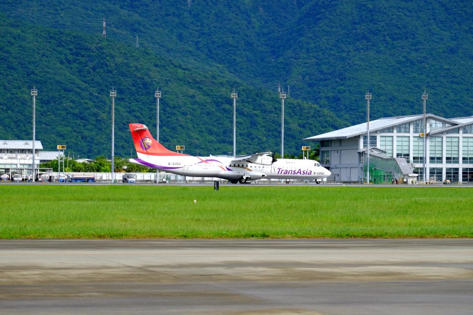 TransAsia Airways ATR 72-212A B-22821 Taxiing at Hualien Airport Runway 20160813a