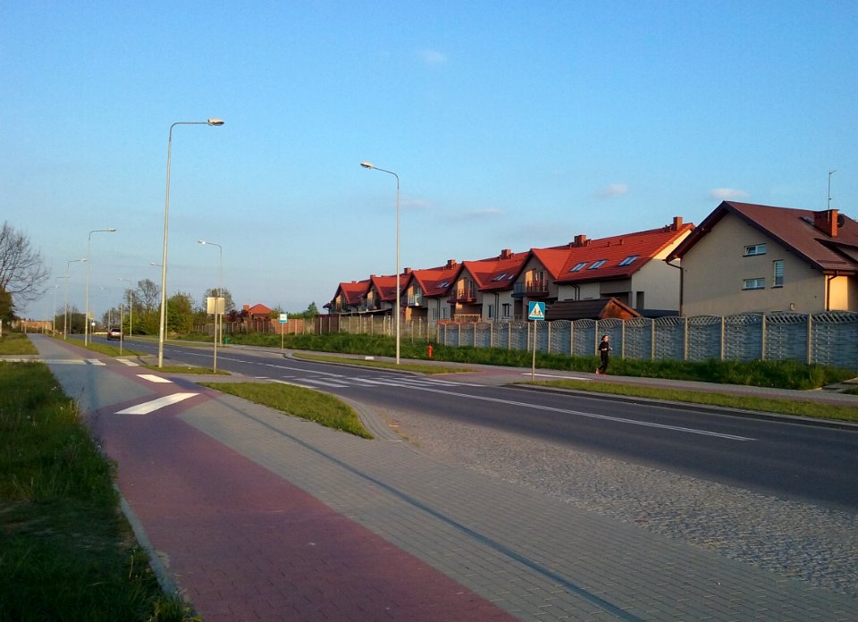 Tomaszów Mazowiecki w województwie łódzkim, PL, EU. Ulica Chopina prowadząca do dworców PKP i PKS w Tomaszowie. CC0