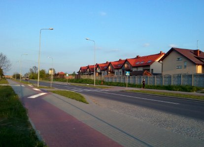 Tomaszów Mazowiecki w województwie łódzkim, PL, EU. Ulica Chopina prowadząca do dworców PKP i PKS w Tomaszowie. CC0