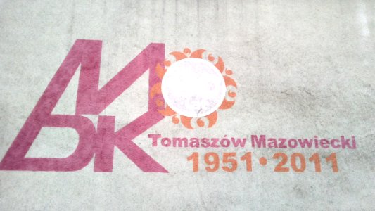 Tomaszów Mazowiecki w województwie łódzkim PL, EU. Graffiti jubileuszowe na 60-lecie jednego z ośrodkóœ kultury - Miejskiego Domu Kultury. Przystań kajakowa nad Pilicą. CC0