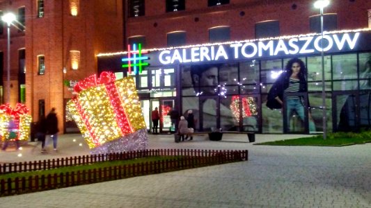 Tomaszów Mazowiecki w wojewodztwie łódzkim, PL, EU. Galeria Tomaszów wejście od strony parkingu. CC0