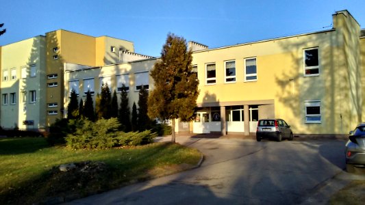 Tomaszów Mazowiecki, w województwie łódzkim. Główne wjście do najnowszej części kompleksu ZSP nr 2 im. S. Staszica. PL, EU. CC0