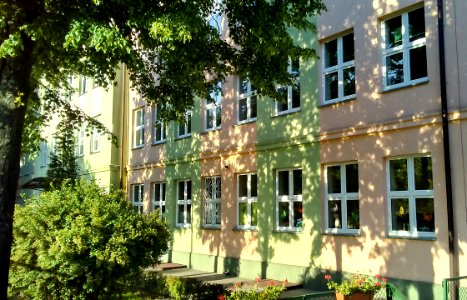 Tomaszów Mazowiecki w województwie łódzkim, PL, EU. Szkoła Podstawowa nr 12, przy ulicy Wiejskiej. Jedna z dwóch w mieście z krytym, całorocznym basenem, ogólnodostępnym w godzinach pozalekcyjnych dla mieszkańców miasta. CC0