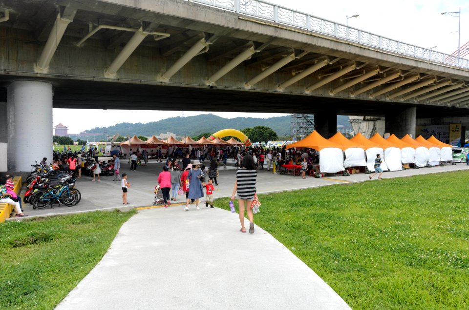 Tents of 2017 Taipei Dragon Boat Festival under Dazhi Bridge 20170530nb