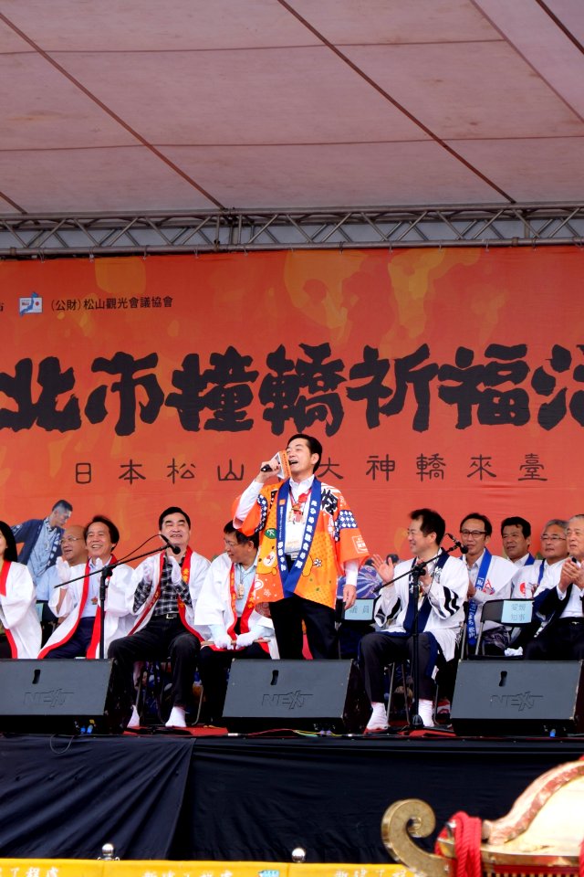 Tokihiro Nakamura, Governor of Ehime prefecture Singing Taiwanese Song on Stand 20151101