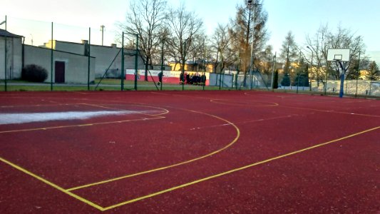 Tomaszów Mazowiecki w województwie łódzkim. Boisko do koszykówki przy ZSP3 (Samochodówka), PL, EU. CC0