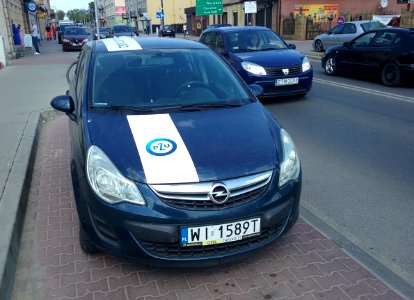 Tomaszów Mazowiecki w województwie łódzkim, PL, EU. Samochód agenta PZU, ul. Warszawska w Tomaszowie, CC0