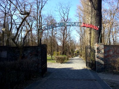 Tomaszów Mazowiecki w województwie łódzkim PL, EU. Park Miejski im. Solidarności, wejście od ulicy Browarnej i Mościckiego. CC0
