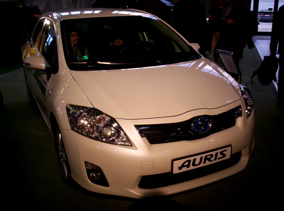 Toyota Auris Hybrid front Poznan 2011