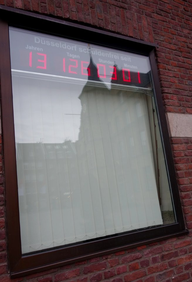 Schuldenfrei-Uhr am Rathaus Düsseldorf, 16. Januar 2021 (1)