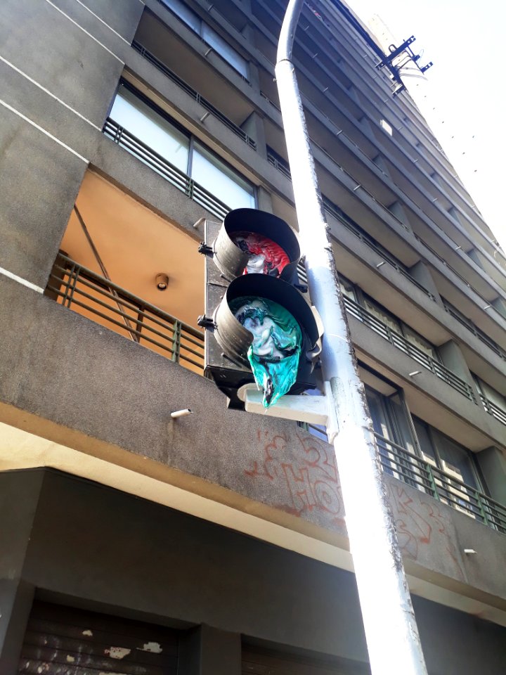 Semaforo derretido