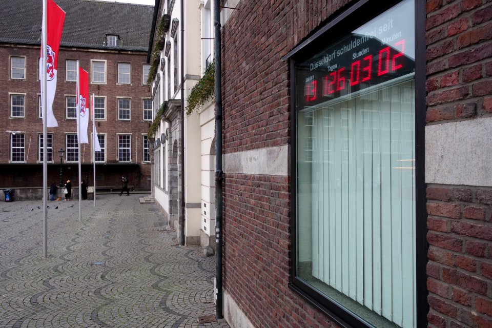 Schuldenfrei-Uhr am Rathaus Düsseldorf, 16. Januar 2021 (2)