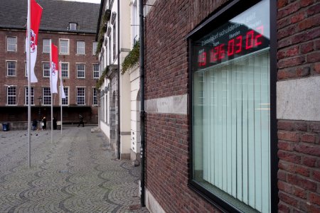 Schuldenfrei-Uhr am Rathaus Düsseldorf, 16. Januar 2021 (2)