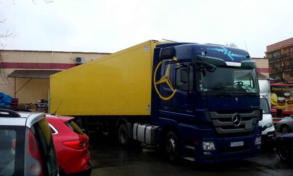 TIR Mercedes Actros 1846, podczas wyładunku przy supermarkecie Hoża w Tomaszowie Mazowieckim w województiwe łódzkim