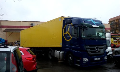 TIR Mercedes Actros 1846, podczas wyładunku przy supermarkecie Hoża w Tomaszowie Mazowieckim w województiwe łódzkim