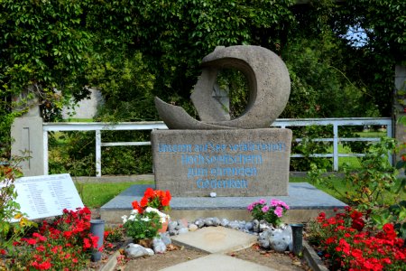 Sassnitz Strandpromenade Gedenkstein fuer die auf See gebliebenen Fischer 02