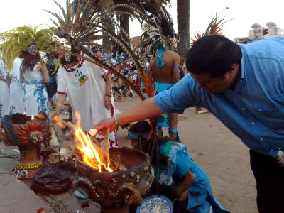 Señor común encendiendo fuego nuevo