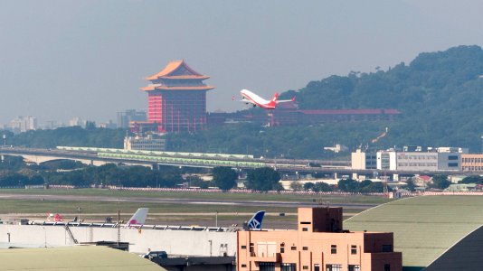 Shanghai Airlines Boeing 737-86D B-1720 Taking off from Taipei Songshan Airport 20150104b