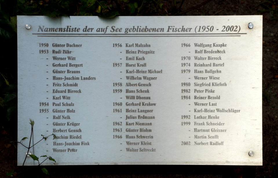 Sassnitz Strandpromenade Gedenkstein fuer die auf See gebliebenen Fischer 03