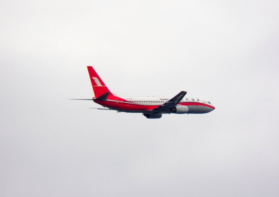 Shanghai Airlines B-5076 Flying over Neihu, Taipei 20121213
