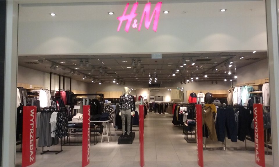 Salon odzieżowy szwedzkiej marki H&M w 60-tysięcznym Tomaszowie Mazowieckim, w województwie łódzkim