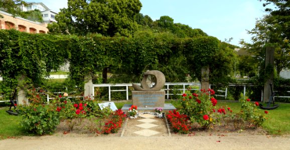 Sassnitz Strandpromenade Gedenkstein fuer die auf See gebliebenen Fischer 01